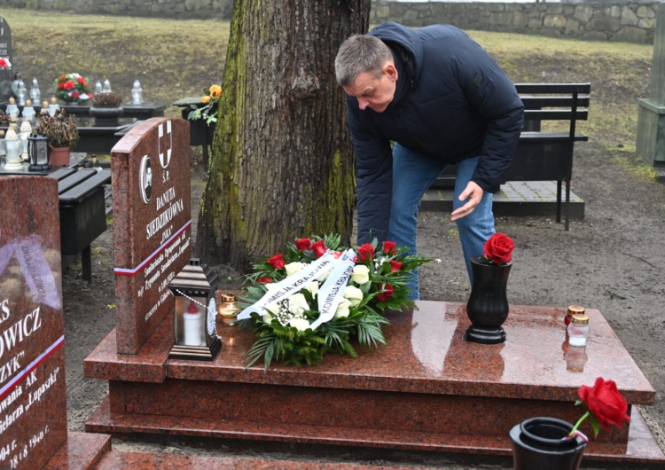 Grzegorz Adamowicz składa kwiaty na grobie Danuty Siedzikówny „Inki”  Solidarność oddała hołd Żołnierzom Wyklętym