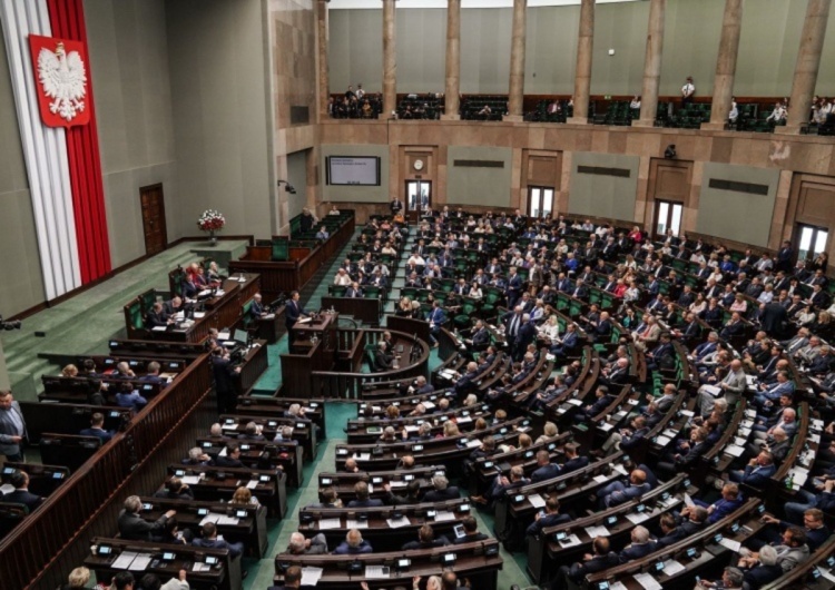 Sejm, zdjęcie podglądowe Nowy sondaż. Potężne poparcie dla ew. koalicji PiS i Konfederacji