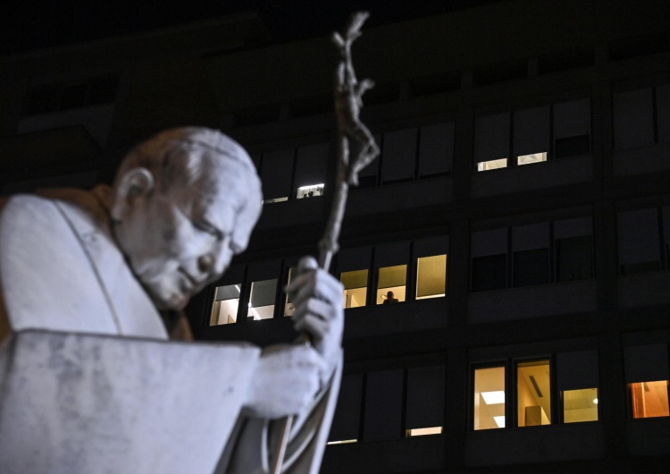 Klinika Gemelli Klinika Gemelli komentuje niejasności związane z niewydolnością oddechową Franciszka