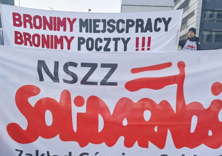 Protest przed siedzibą Poczty Polskiej Spór w Poczcie Polskiej. Solidarność apeluje do prezydenta