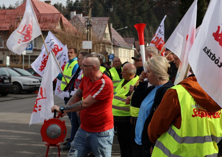 Pikieta przed zakładem Hutchinson w Żywcu 