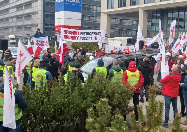 Pikieta przed centralą Poczty Polskiej Z centrali Poczty Polskiej wyrzucono protestujących z  NSZZ 