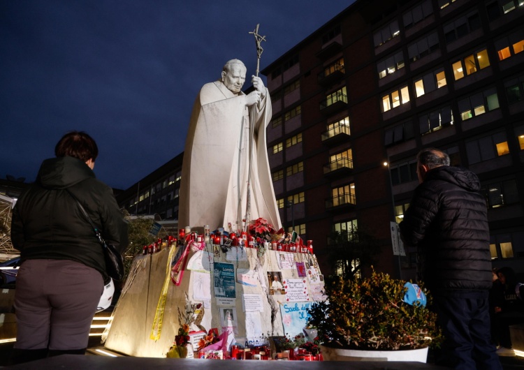 Modlitwa pod Kliniką Gemelli Papież w szpitalu. Wieczorny komunikat o stanie zdrowia Franciszka