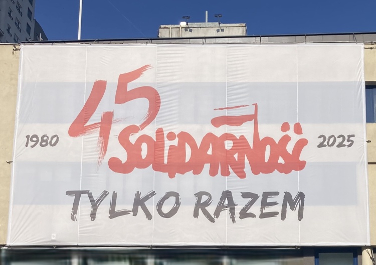 Jubileuszowy baner na 45-lecie Solidarności Na budynku Komisji Krajowej NSZZ 