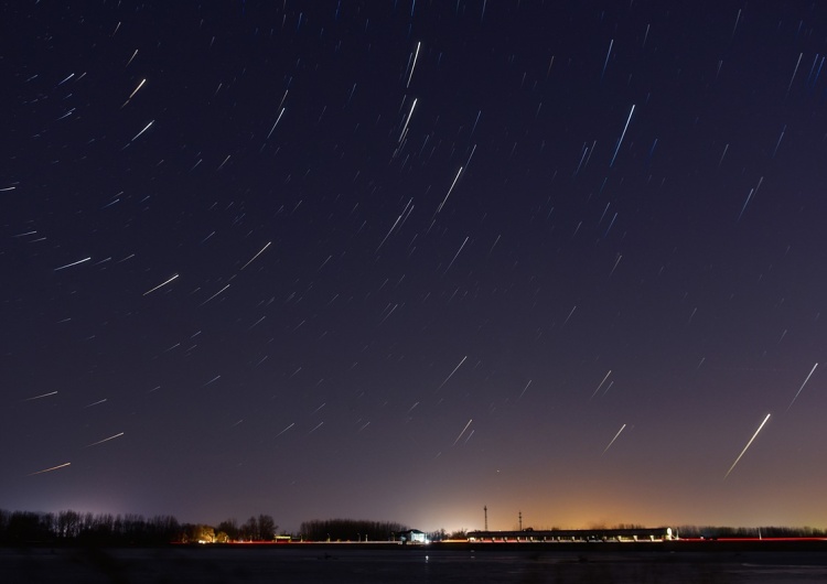 Rozgwieżdżone niebo. Ilustracja poglądowa Jest szansa na rzadkie zjawisko astronomiczne na polskim niebie