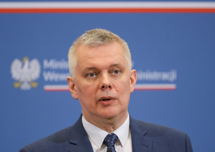 Minister spraw wewnętrznych i administracji Tomasz Siemoniak Nie powstaną schrony obiecane przez ministra Siemoniaka. Podano przyczynę