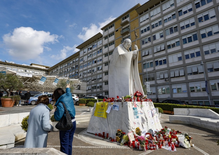 Módlitwa pod Kliniką Gemelli Klinika Gemelli: nowy komunikat ws. papieża Franciszka