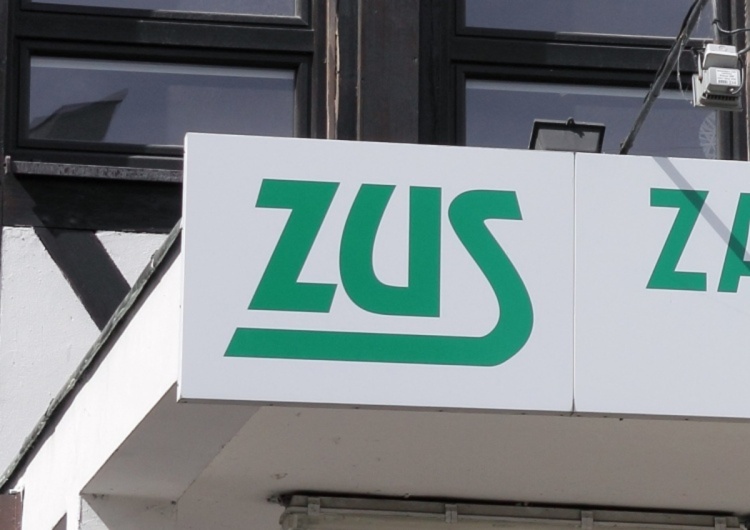 Logo ZUS, zdjęcie podglądowe Fiat Money: Bankructwa ZUS nie będzie. Potęga procentu składanego