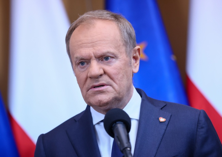 Donald Tusk Tusk kłamał. Gazeta.pl: Polska musi wdrożyć pakt migracyjny