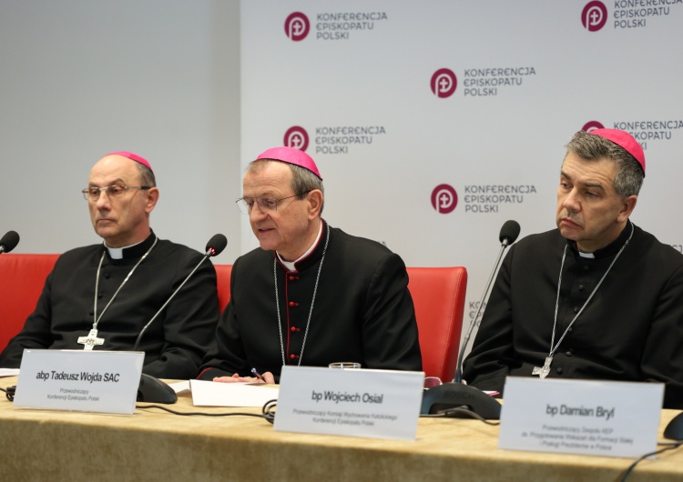 Od lewej: abp Wojciech Polak, abp Tadeusz Wojda SAC, bp Wojciech Osial 400. Zebranie Plenarne KEP. Wyniki wyborów do gremiów Episkopatu 