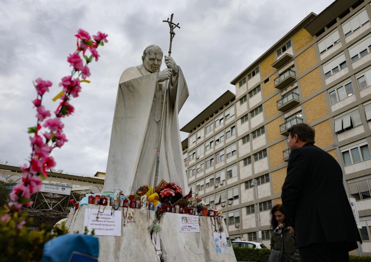 Modlitwa pod Kliniką Gemelli Wieczorny komunikat o stanie zdrowia Franciszka. Podano informacje o podejrzanym obrzęku