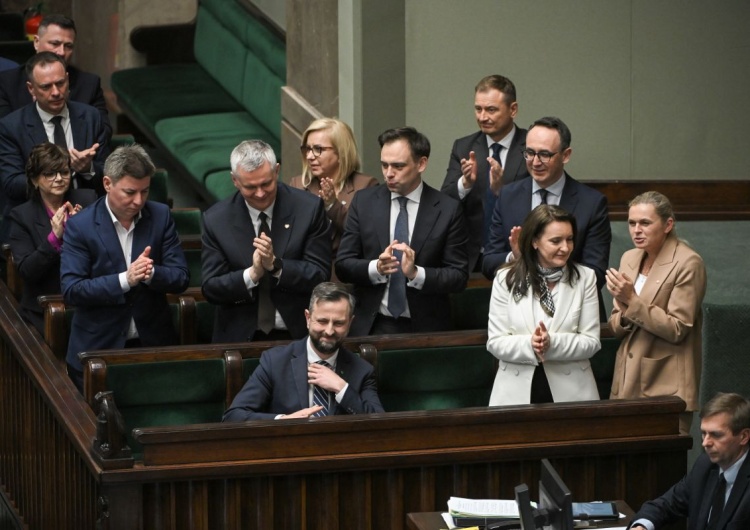 Sala sejmowa PiS i Konfederacja nie poparły uchwały Sejmu dot. zrzeczenia się suwerenności Polski w zakresie własnej obronności