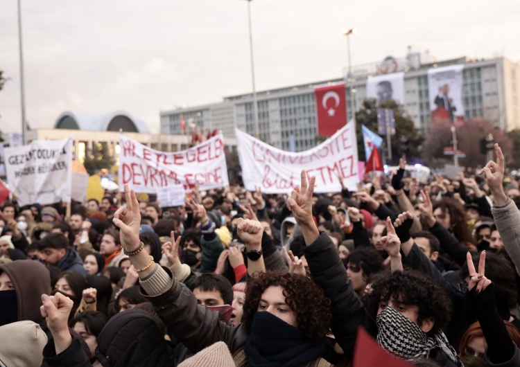 Protesty w Turcji po zatrzymaniu polityków opozycji Protesty w Turcji po zatrzymaniu burmistrza Stambułu. Nowe informacje