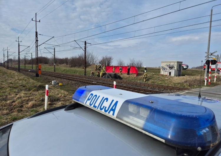 przejazd kolejowy Rudzienice Dramat na torach. Samochód wjechał pod pociąg