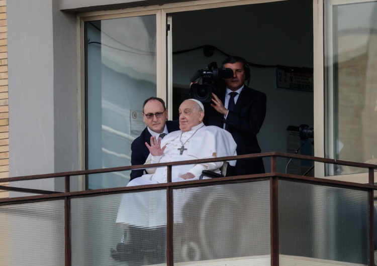 Franciszek błogosławi zebranych z balkonu Kliniki Gemelli Franciszek z balkonu Kliniki Gemelli: dziękuję!