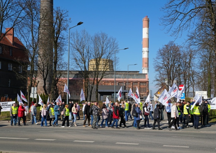 Protest przed elektrociepłownią w Zabrzu Solidarność z Fortum Power and Heat Polska protestowała przed zabrzańską elektrociepłownią