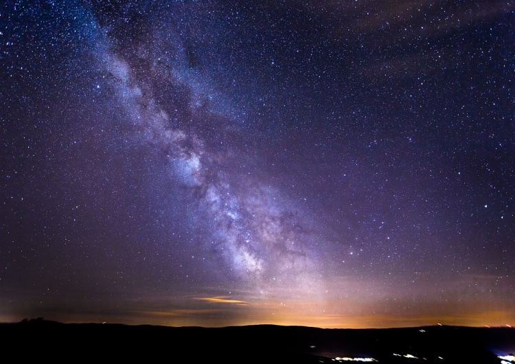 Nocne niebo z gwiazdami, zdjęcie podglądowe Tajemnicze zjawisko astronomiczne na polskim niebie