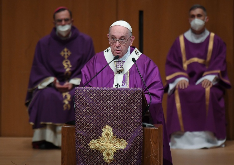 Papież Franciszek Msza papieska w Atenach: Zaskakujące są wybory Boga - nie idą za potęgą i wielkością, które człowiek zwykle z Nim kojarzy