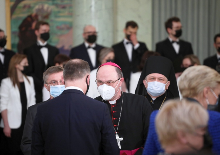 Andrzej Duda, abp Wojciech Polak, bp Andrzej Malicki  Prymas u Prezydenta: Rolą Kościoła nie jest angażowanie się w kontrowersje, zdobywanie dla siebie przywilejów czy o opowiadanie się za którąś ze stron