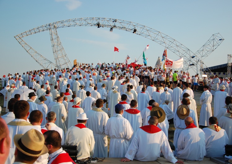 Msza św. koncelebrowana pod przewodnictwem Prymasa Polski podczas XIX Spotkania Młodych Lednica 2000 Dominikanie o konflikcie ze Stowarzyszeniem Lednica 2000: Stawianie granic nie oznacza odrzucenia [wywiad] 