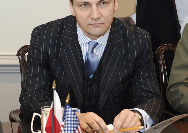 Radosław Sikorski „To może porozmawiamy, jak Pan próbował wymusić lądowanie?” Pilot Jaka-40 ze Smoleńska „skasował” Sikorskiego