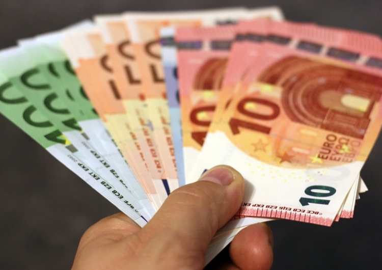 banknoty euro Niemieckie media: W 2021 r. handel z Polską i Czechami był niemal tak duży, jak z Chinami