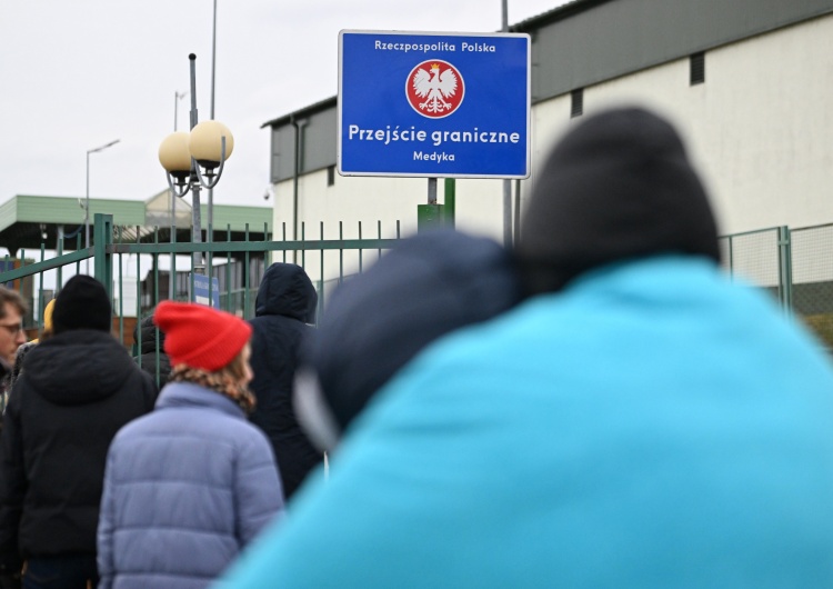 uchodźcy na polsko-ukraińskim przejściu granicznym w Medyce Kościół już pomaga uchodźcom z Ukrainy. Caritas i KEP apelują o otwarcie serc