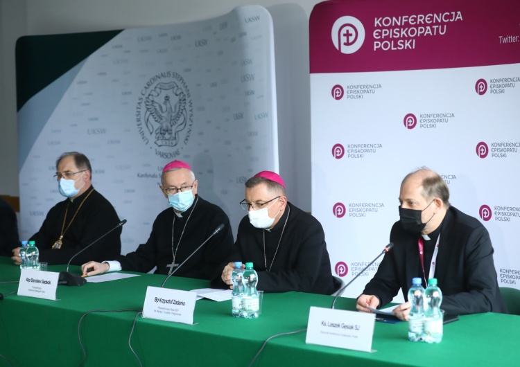 Od prawej: o. Leszek Gęsiak, bp Włodzimierz Juszczak, abp Stanisław Gądecki, bp Krzysztof Zadarko  Kontrowersyjne słowa Cyryla do abp. Gądeckiego, logistyka pomocy uchodźcom, potępienie rosyjskiej inwazji poruszane na spotkaniu biskupów