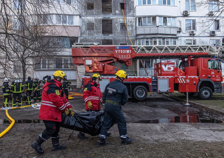 Ukraina/służby przenoszą ciało martwego mężczyzny Grekokatolicki ksiądz apeluje: 