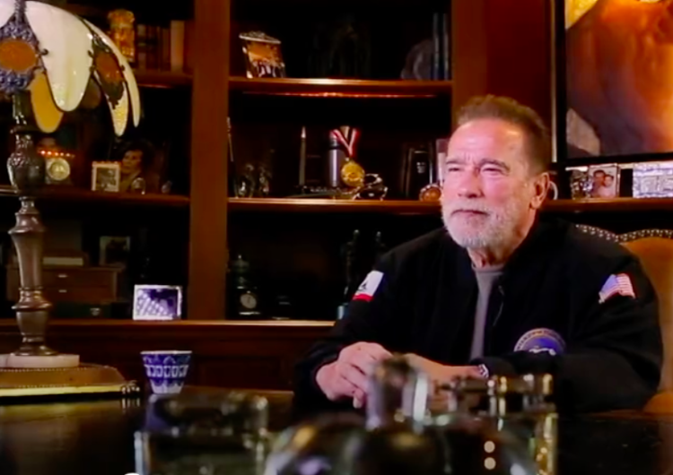 Arnold Schwarzenegger Schwarzenegger do Rosjan: Wasze życie i przyszłość zostały poświęcone w imię bezrozumnej wojny, którą potępił cały świat [video]