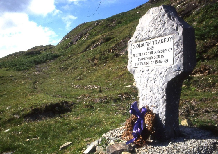 Pomnik upamiętniający ofiary tragedii w dolinie Doolough [Tylko u nas] Jacek Wanzek: Tragedia w dolinie Doolough. Czy Brytyjczycy celowo dopuścili do śmierci miliona Irlandczyków?