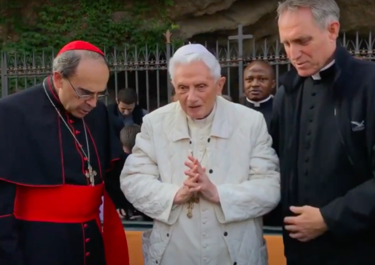 Benedykt XVI 95. urodziny papieża seniora. Abp Gänswein: Benedykt XVI czuje się dobrze i jest w dobrym nastroju