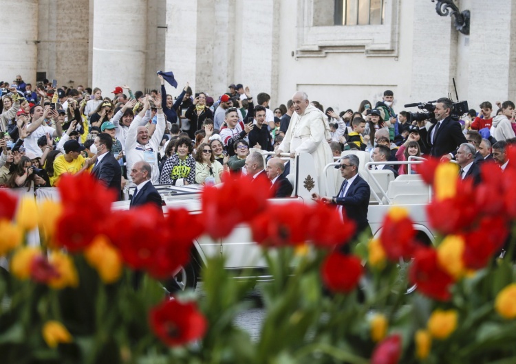 Papież Franciszek Holenderscy katolicy uratowali wielkanocną tradycję ozdabiania kwiatami Placu św. Piotra 