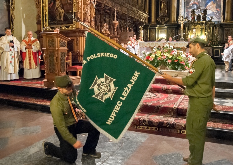 Wręczenie sztandaru Hufcowi ZHP Leżajsk Rada Duszpasterska ZHP: usunięcie odniesienia do Boga narusza tradycję skautingu i harcerstwa