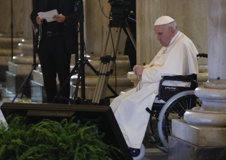 Papież Franciszek Franciszek przewodniczył modlitwie różańcowej: Królowo Pokoju, błagamy Cię, udziel nam wspaniałego daru pokoju, aby szybko ustała wojna