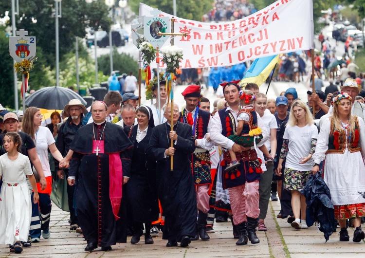 42. Piesza Pielgrzymka Krakowska, na czele abp Marek Jędraszewski Abp Jędraszewski do pielgrzymów: Jesteście znakiem, że Kościół jest ciągle żywy, młody, przeniknięty nadzieją