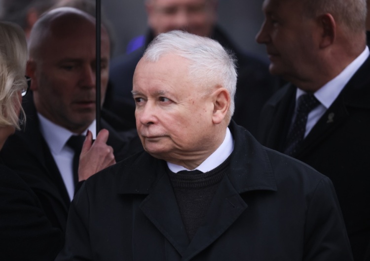 Jarosław Kaczyński przed pomnikiem Ofiar Tragedii Smoleńskiej na pl. Piłsudskiego w Warszawie Prezes PiS: Znamy prawdę o Smoleńsku. Wiemy, co było przyczyną