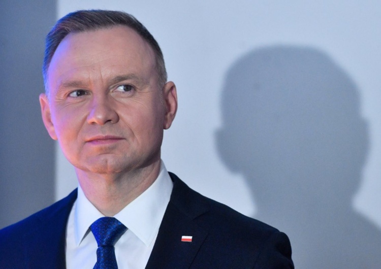 Prezydent Andrzej Duda w Davos Poseł Solidarnej Polski: „Andrzej Duda najpierw mówi o tym, że nikt nie będzie nam pisał ustaw w obcych językach, a potem...”