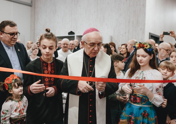 abp Wacław Depo dokonuje oficjalnego otwarcia szkoły Ukraińskie dzieci-uchodźcy od teraz mają własną szkołę pod Częstochową