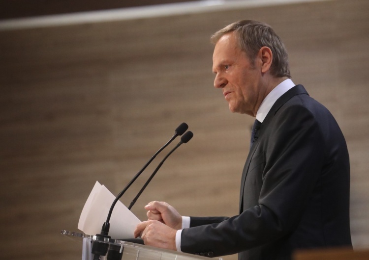 Donald Tusk Ten sondaż nie spodoba się Tuskowi. Jest dopiero trzeci
