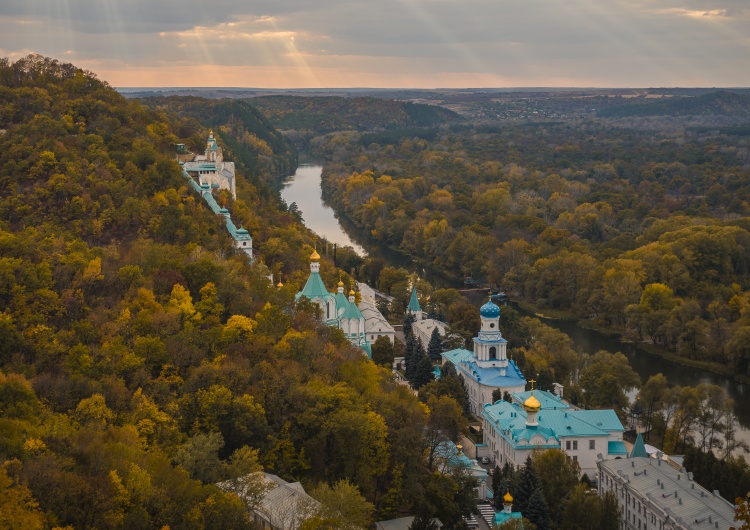 Widok na Świętą Górę, ławrę i rzekę Doniec Ostrzał cerkwi Ławry Świętogórskiej. Wewnątrz uchodźcy i dzieci. Są ofiary śmiertelne