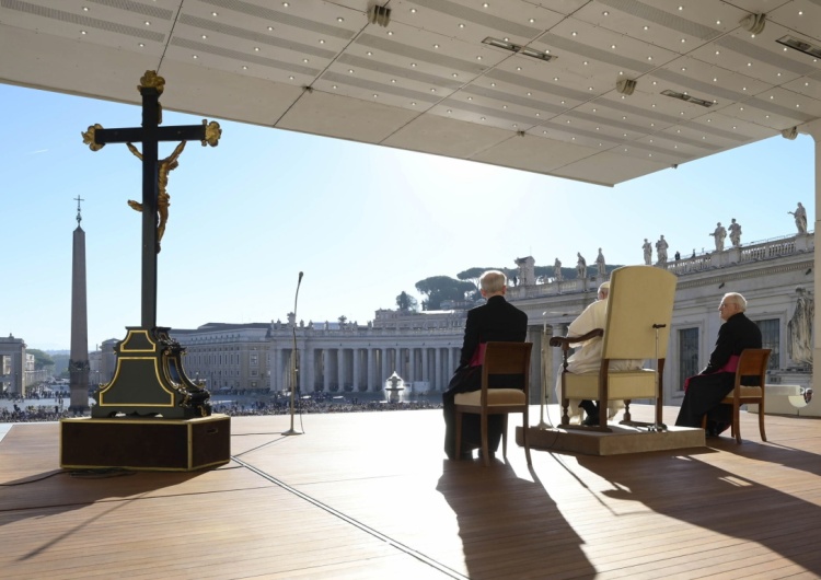 Papież Franciszek Papież modli się za ofiary masakry w żłobku w Tajlandii