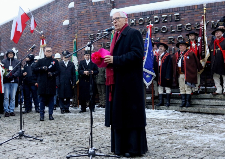 abp Wiktor Skworc  Abp Skworc: Krzyże spod kopalni „Wujek” przypominają o naśladowaniu ukrzyżowanego Pana