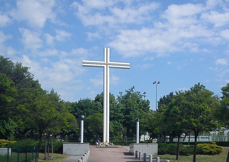 Krzyż Jana Pawła II w Poznaniu Poznań świętuje 40. rocznicę pielgrzymki Jana Pawła II