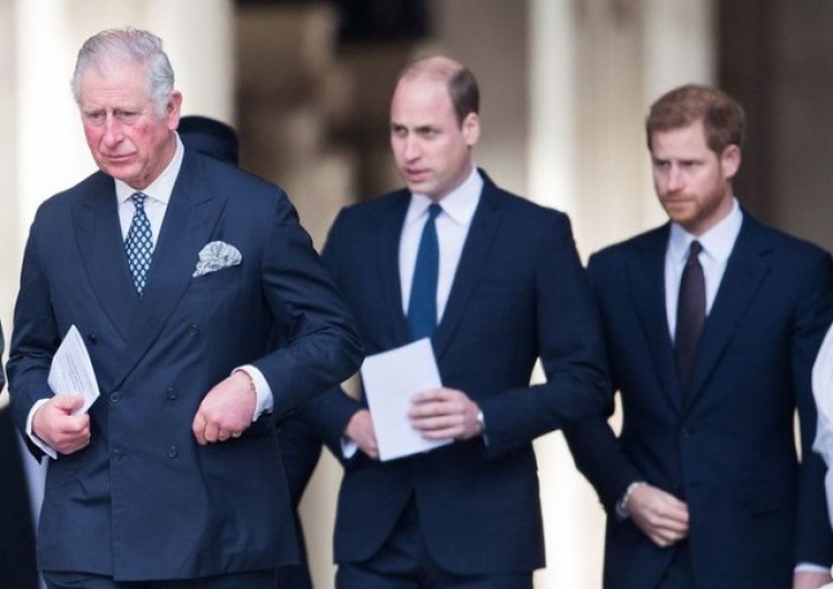 król Karol III, książę William i książę Harry Sensacja w Pałacu Buckingham. Książę Harry zostawi Meghan Markle i wróci do domu