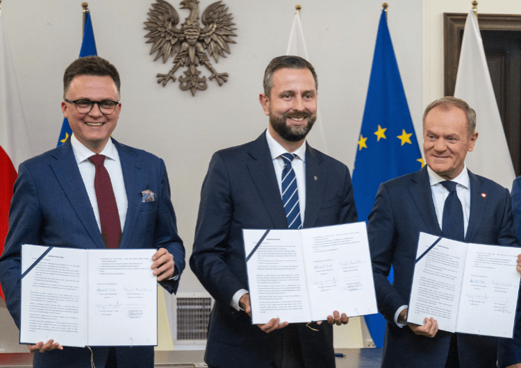 Podpisanie umowy koalicyjnej przez Donalda Tuska, Władysława Kosiniaka-Kamysza, Szymona Hołownię, Włodzimierza Czarzastego i Roberta Biedronia w Senacie RP. Błędy w totalnym matrixie