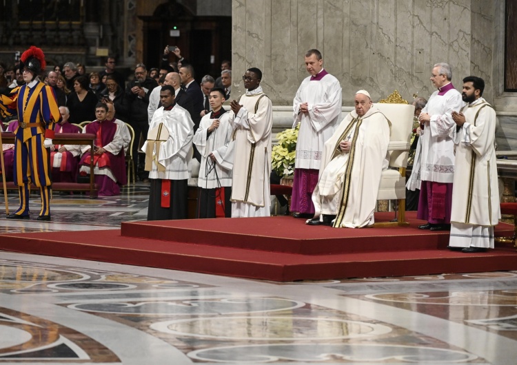 Papież Franciszek w czasie Mszy św. w uroczystość Objawienia Pańskiego Papież: Mędrcy adorowali „Boga, który przychodzi w małości