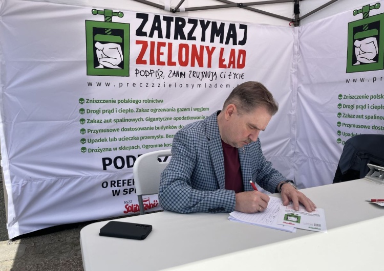 Podpisy zbierane przed siedzibą Solidarności w Gdańsku Piotr Duda zachęca do składania podpisów pod wnioskiem o referendum ws. Zielonego Ładu