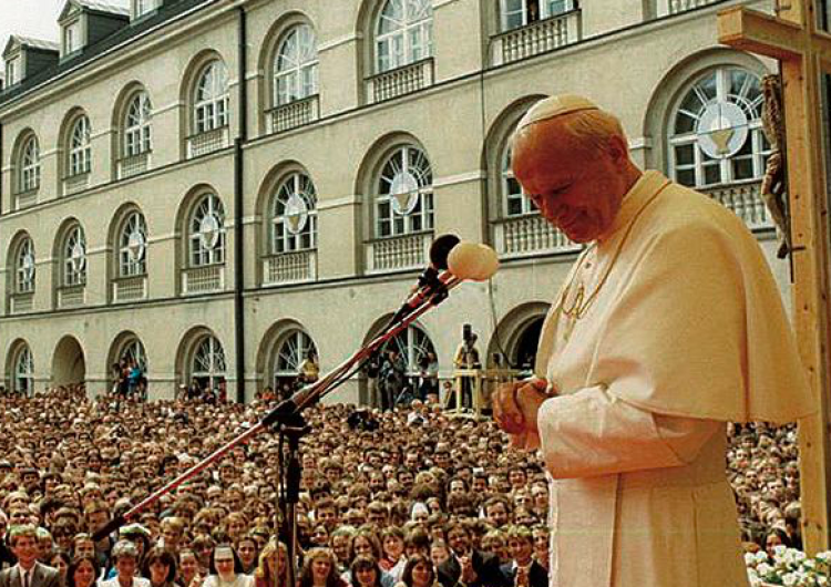 Jan Paweł II  Jan Paweł II: Matki rodzącej, karmiącej, wychowującej nikt nie zastąpi 