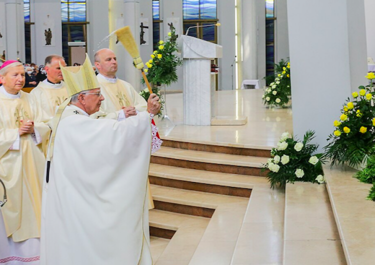 abp Marek Jędraszewski  Abp Jędraszewski: Jesteśmy powołani, by być odblaskiem Bożego miłosierdzia dla świata